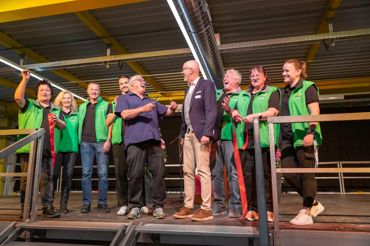 Eröffnungszeremonie mit mehreren Personen.